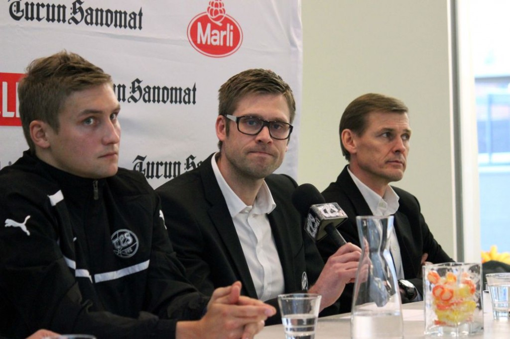 Kapteeni Jukka Lehtovaara, toimitusjohtaja Juha Reini ja puheenjohtaja Jyrki Kurokallio tammikuun tiedotustilaisuudessa.