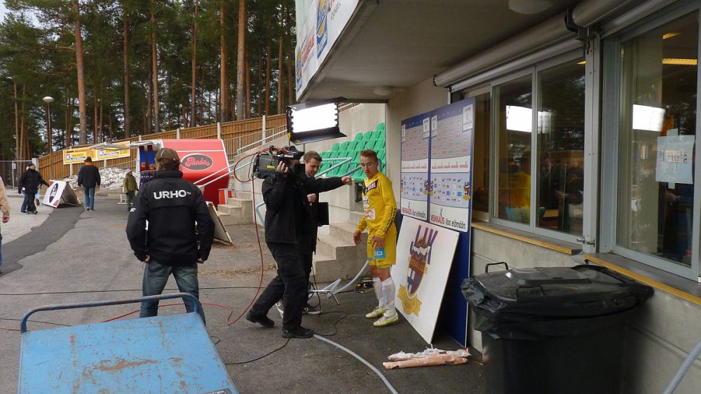 VPS:n Antti Uimaniemeä aseteltiin Urho-tv:n taukohaastatteluun Ville Klingan tentattavaksi kaudella 2012.