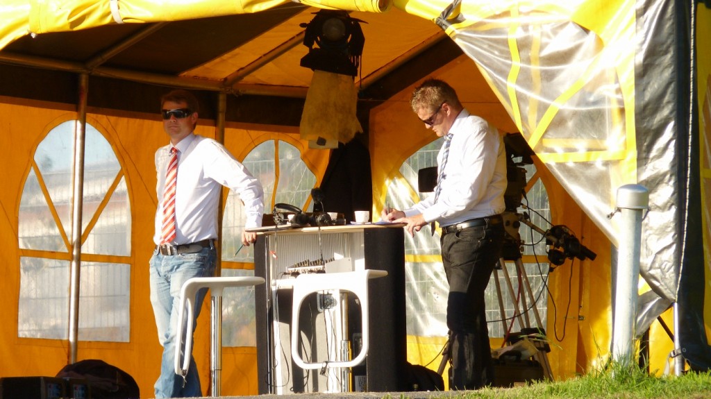 Elokuussa 2011 Veikkausliiga näkyi televisiossa ja aurinko Kuopion taivaalla, kun Urho-tv:n studioisäntä Ville Klinga ja asiantuntija Ari Hjelm paistattelivat päivää lähetyksen lomassa.