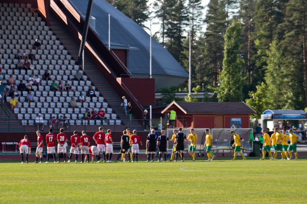 Viime vuonna valmistuneeseen Joensuun keskuskentän pääkatsomoon mahtuu 1500 katsojaa. Jipon kotiotteluissa siellä on ollut väljää, vaikka seuran yleisömäärätkin ovatkin kasvaneet. Taustalla pilkistää Joensuu-areena.