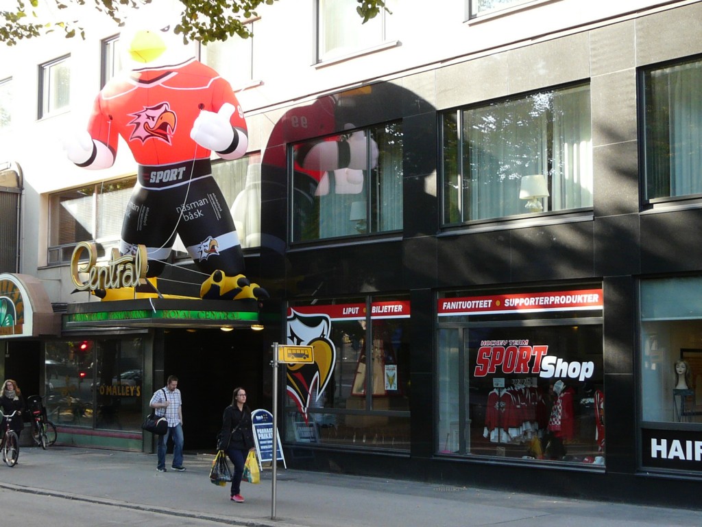 Ilmalla täytetty iso muovinen kotka Sportin fanimyymälän edessä kiinnitti huomion Vaasan keskustassa.