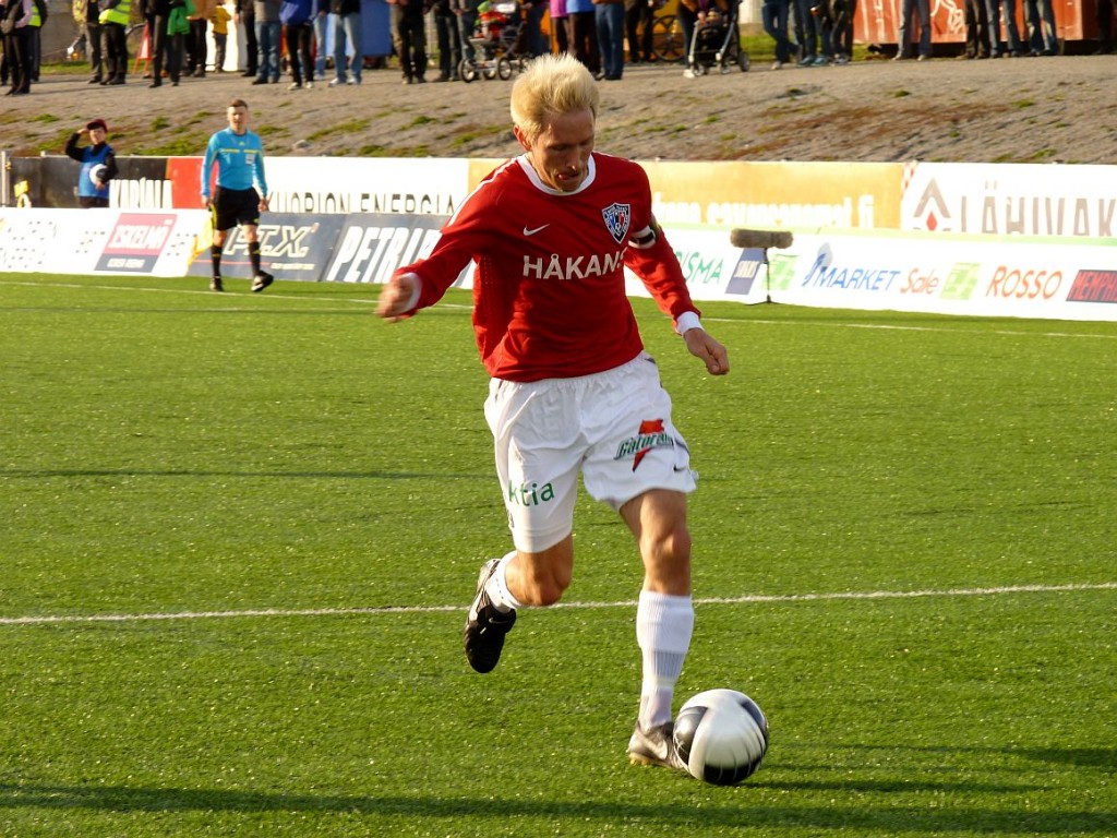 Henri Lehtonen tietää, mitä tehdä pallon kanssa puolustus- ja hyökkäyspäässä.