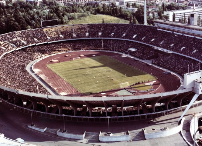 Suomi pelasi kaksi ottelua Tasavallan stadionilla Kiovassa, jonka välittömässä läheisyydessä sijaitsi myös joukkueen hotelli. Kuva on olympiavuodelta, mutta kentällä pelaavista joukkueista ei ole tietoa.