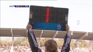 Tv-lähetyksesssä näytetään neljättä erotuomaria valotauluineen...