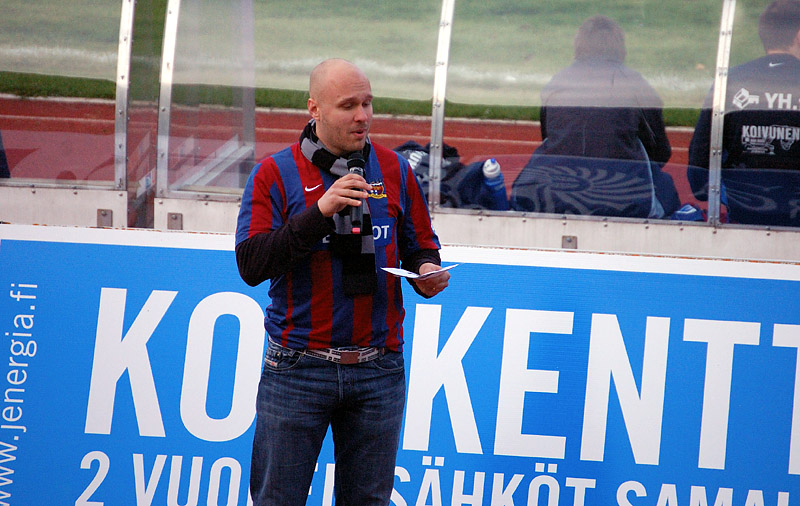 Ville Lehtisen lauluesitys oli ajatuksena kaunis, mutta tuloksena ei ollut autenttista äänimaisemaa.(Kuvaaja: Janne Nieminen)
