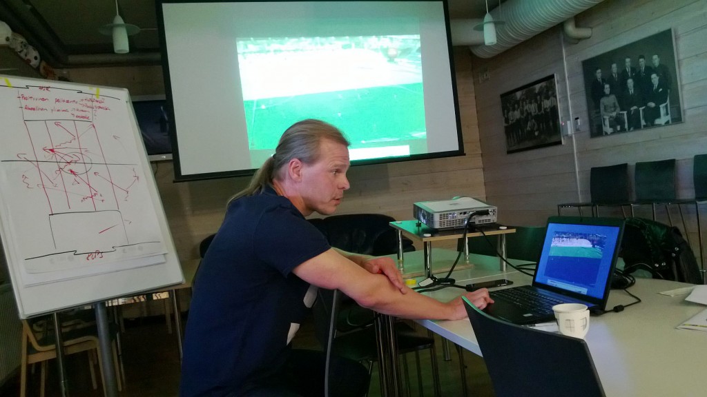 Marko Rajamäki videoiden ääressä Kuopion Keskuskentän kabinetissa.