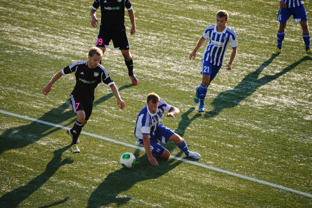 Nõmme Kalju yllätti HJK:n kaksi vuotta sitten fyysisyydellään. Teemu Tainio jäi kentän pintaan, kun virolaisten Eino Puri eteni pallon kanssa. Taustalla tilannetta seurasi Mikko Sumusalo.