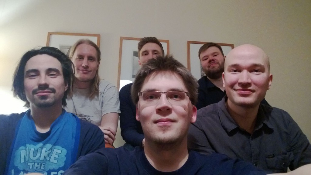 Kun yksi on Kuopiossa, toinen Tampereella, pari muuta Turussa, seuraavat Helsingissä ja viimeinen vielä Espoossa, palaverit on helpoin pitää Facebookissa. Lehden toimitus tapasi koko aikana vain kerran - ja silloinkaan analyytikko ei päässyt paikalle.